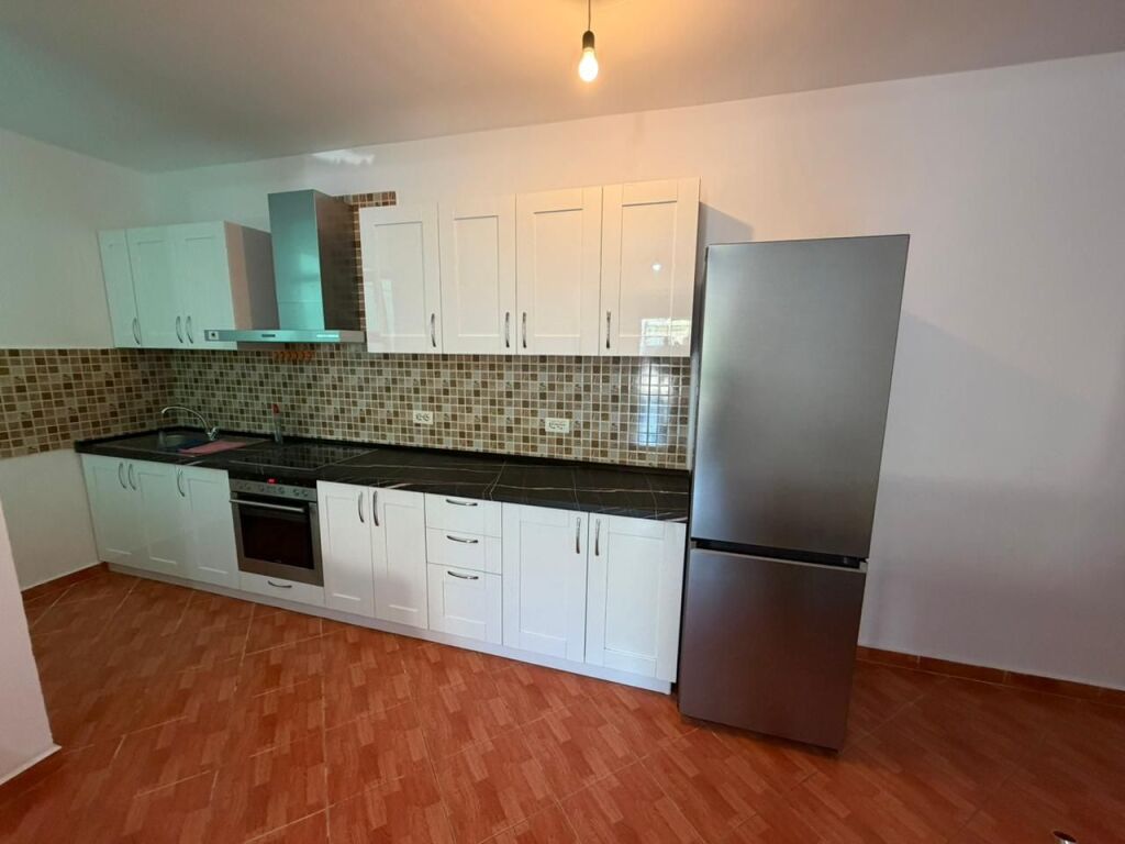 🏠Porcelan,jepet me qera kati i I-re i nje vile 2+1,i mobiluar 55,000Leke