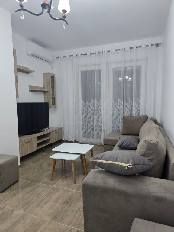 Apartament me Qira 1+1 – Ali Demi, përballë Shkollës "Kushtrimi i Lirisë"