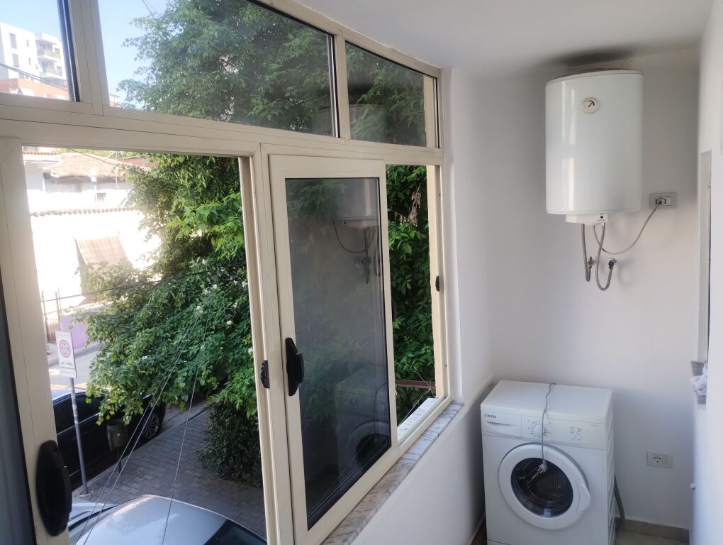 Jepet me qera apartament 2+1+ballkon Rr. Jordan Misja (përballë Harry Fultz)
