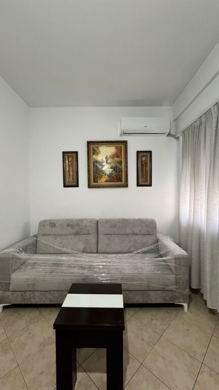 Affittasi 1+1 presso Komuna e Parisit