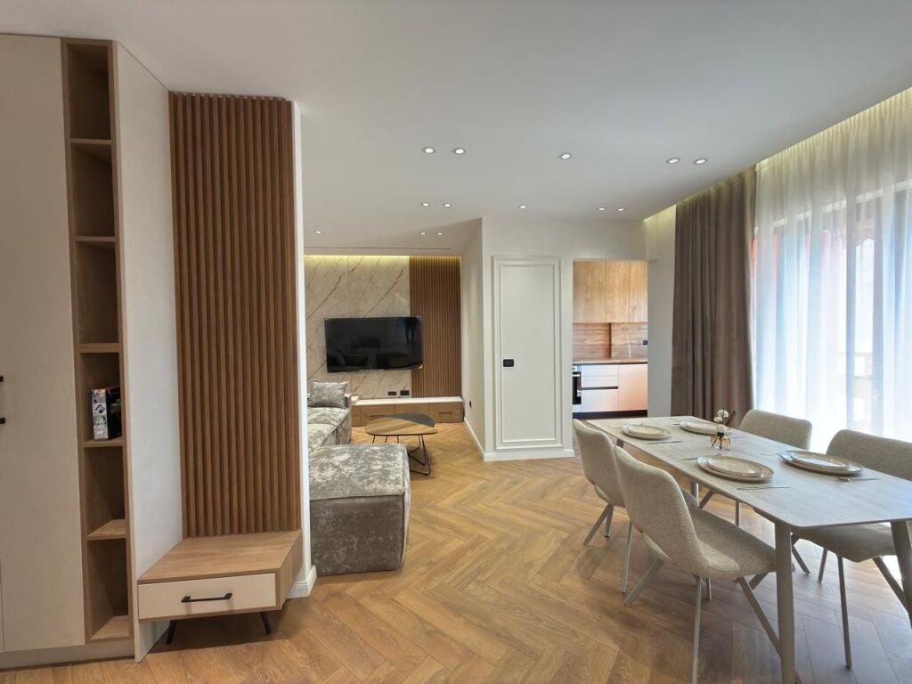 Shitet, Apartament 2+1+ Ballkon, ” Pallati me Shigjeta ”, Tiranë.