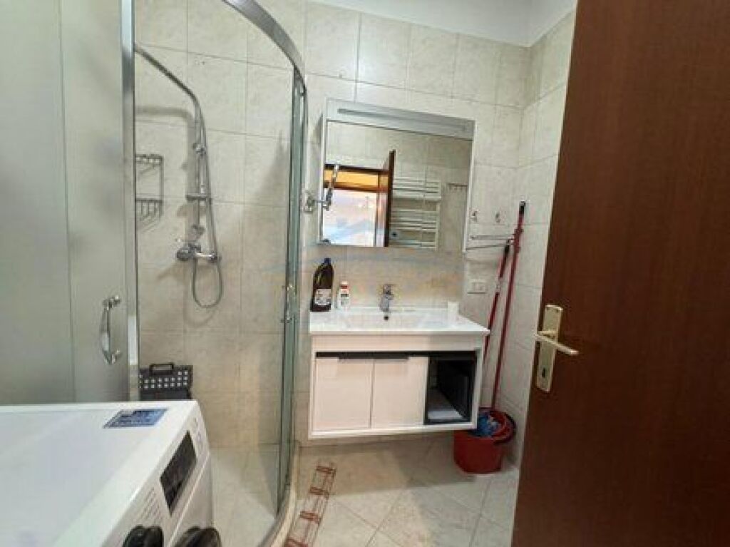 Shitet, Apartament 2+1, Rruga e Barrikadave, Tiranë.