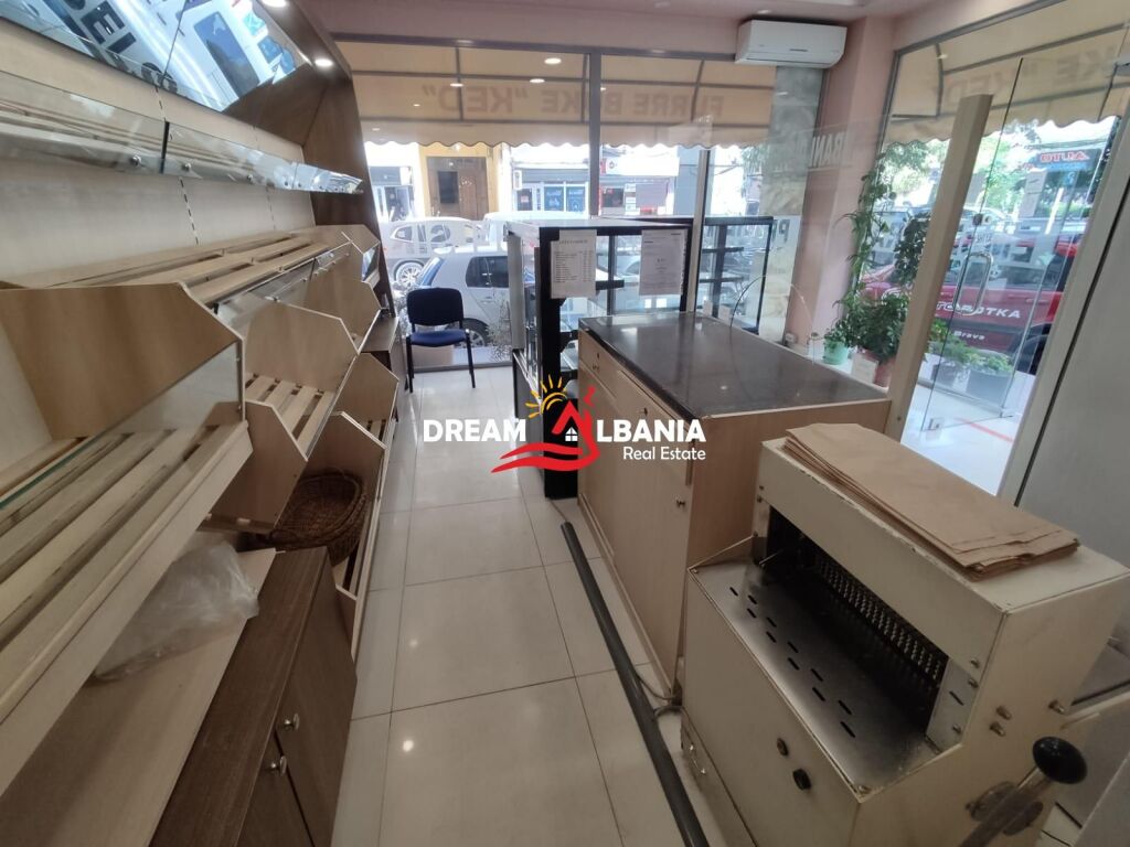 Shitet Dyqan  Duplex bashke me Biznes Furre Buke ne zonen e Laprakes (ID 4171628)