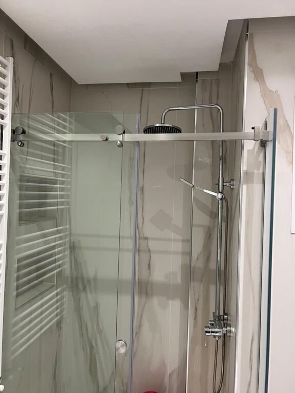 Ne kemi apartament me pamje të plotë nga deti për qira afatgjatë Lungomare Vlore