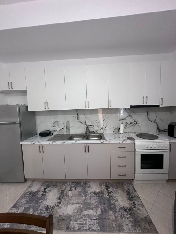 Jepet apartament 1+1 me qera Astir !
