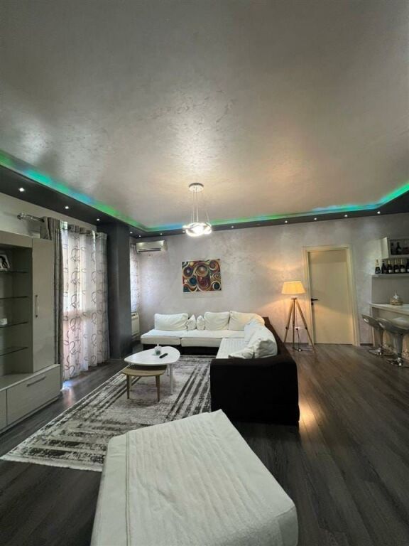 Shitet apartament 2+1+2 tualete ngjitur me kompleksin Delijorgji tek "Coco Bar".