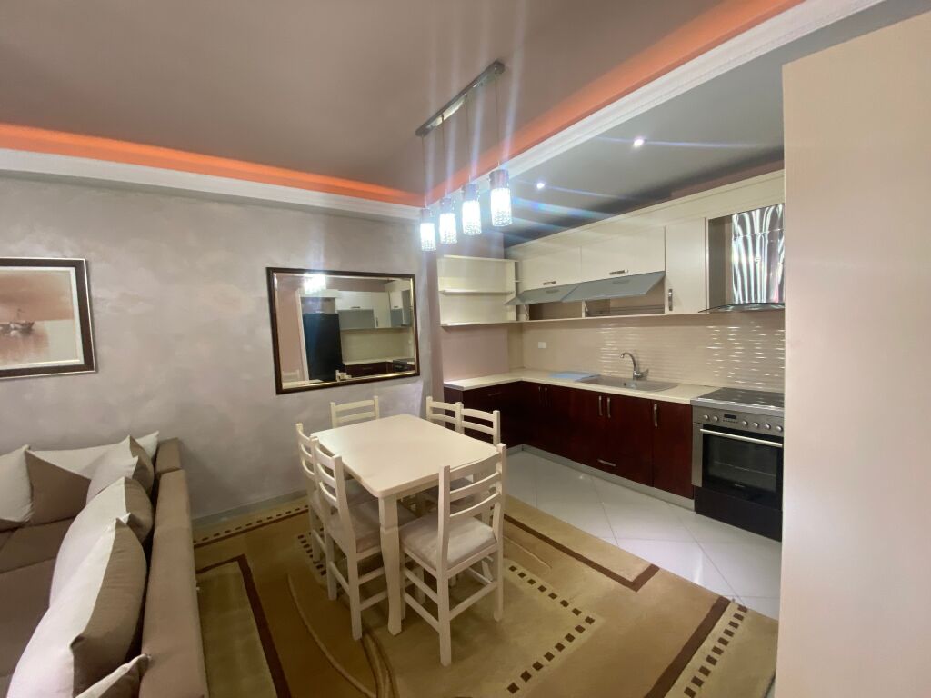 Apartamwnt 2+1 per qera ne astir!
