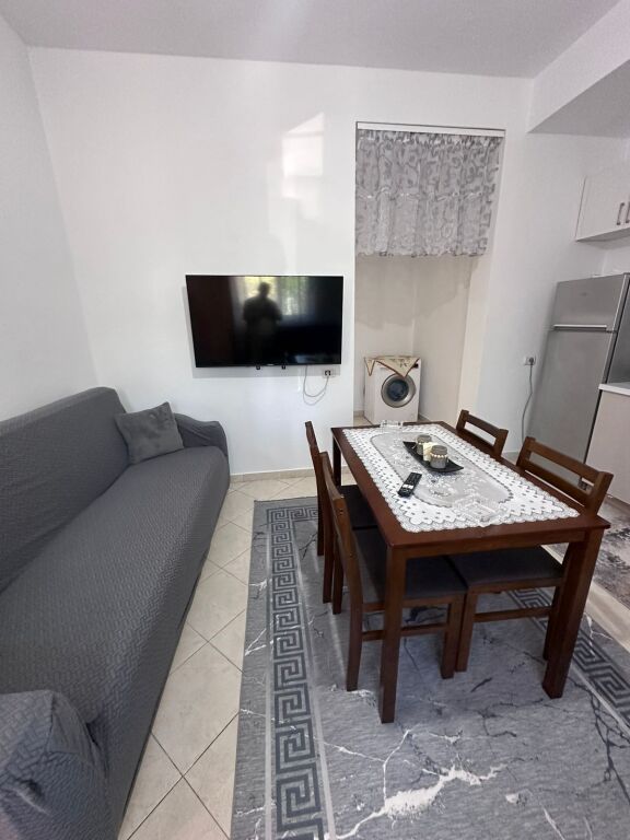 Jepet apartament 1+1 me qera Astir !