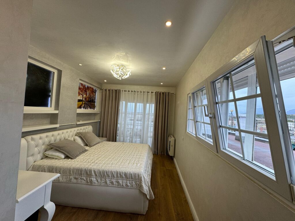 Shitet papafingo, 3+1+2 Poste parkimi, Fresk