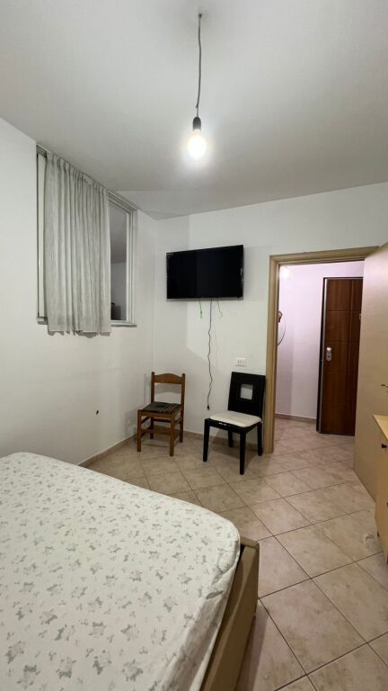 Affittasi 1+1 presso Komuna e Parisit