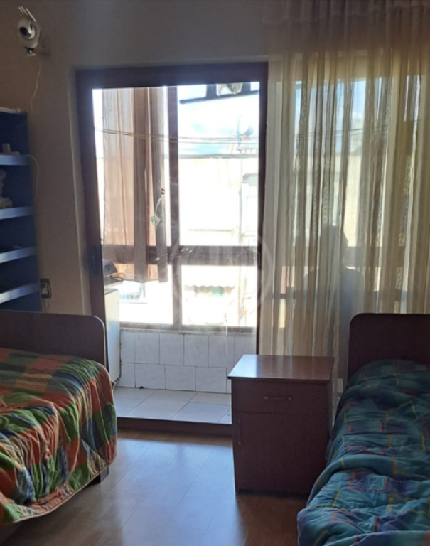 Shitet apartament 1+1 pranë Spitalit Amerikan