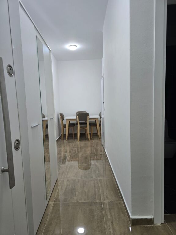 Apartament me Qira 1+1 – Ali Demi, përballë Shkollës "Kushtrimi i Lirisë"