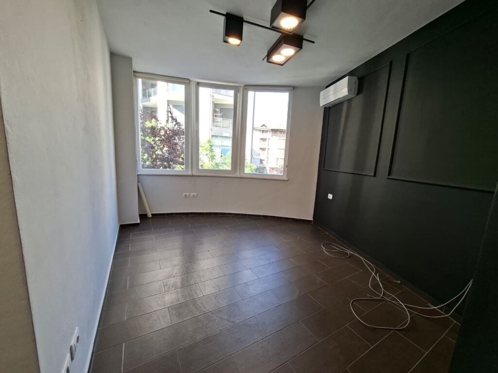 🏠 Commercial Space for Rent 75m² (📍Rr. Kosovarëve / Hotel Dinasty)🔥 Prime location || Ready for your business ✨️ 850€ Net / Month 💶