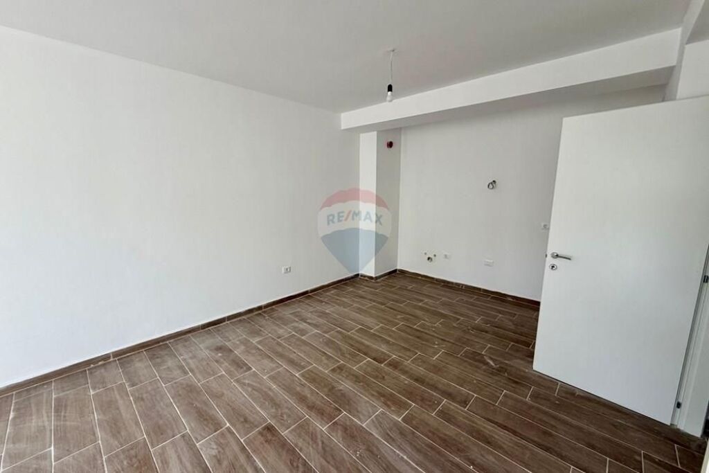 Apartament - Për Qira - Rruga 5 Maji, Tiranë