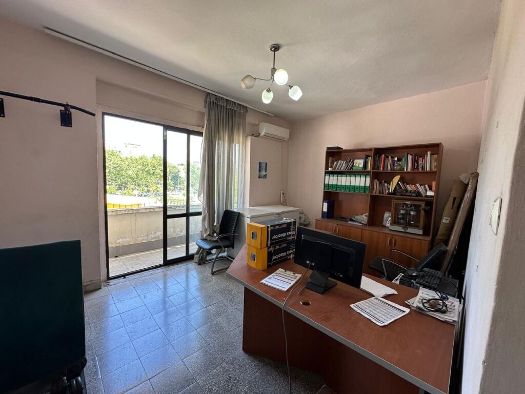 🏢Via Elbasani affittasi per uffici, appartamento 3+1. 800Euro