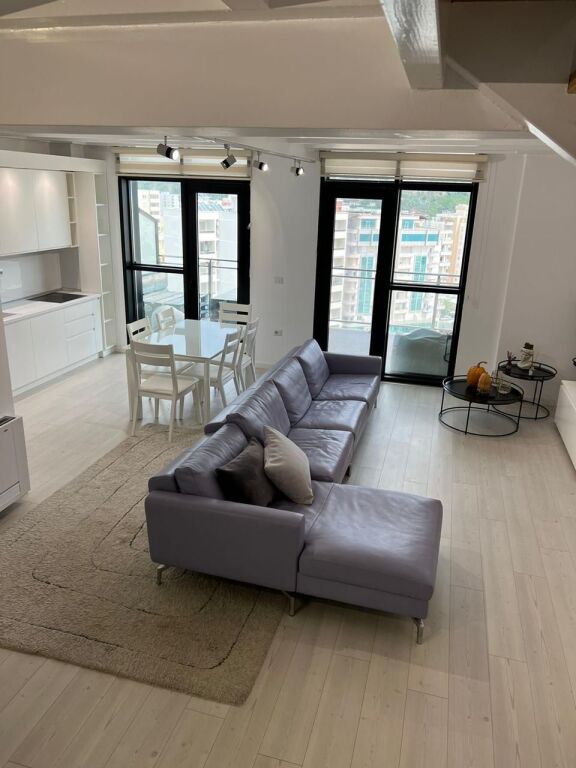 Ne kemi apartament me pamje të plotë nga deti për qira afatgjatë Lungomare Vlore