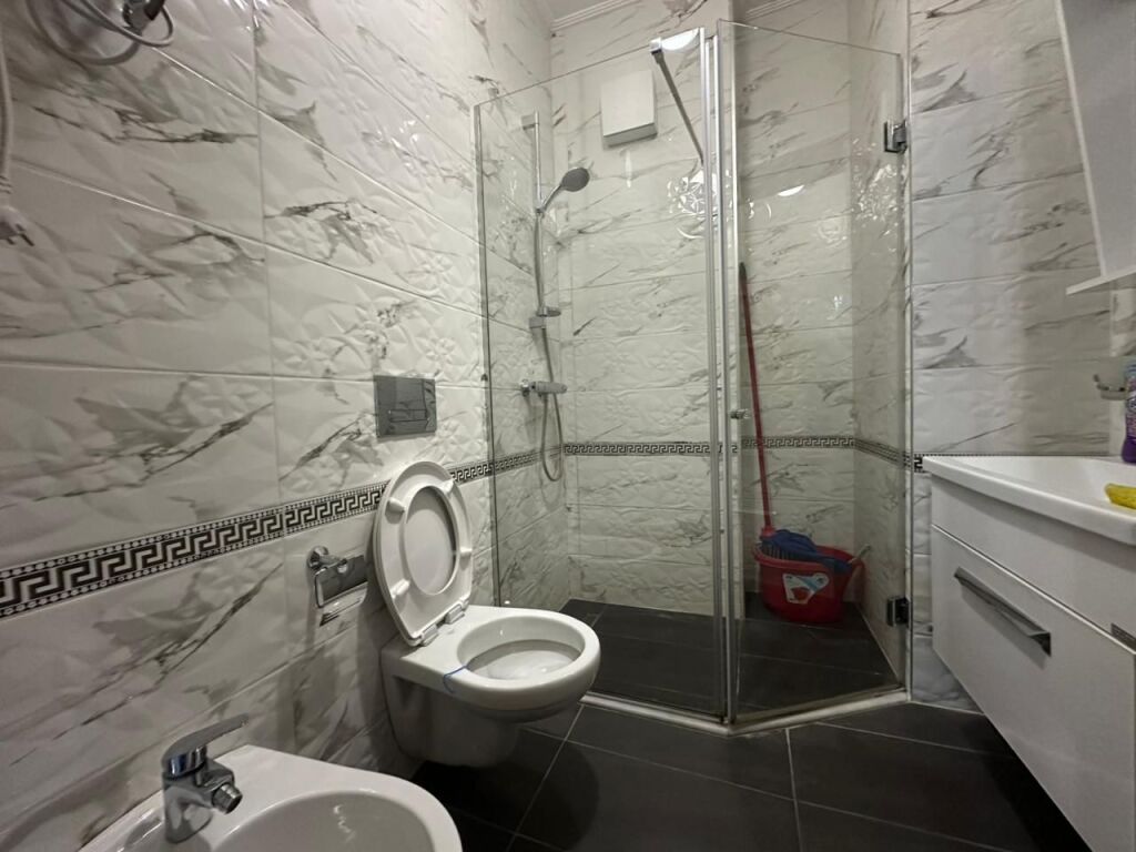 APARTAMENT 1+1 ME QIRA PRANE 21 DHJETORIT 50.000 LEKE