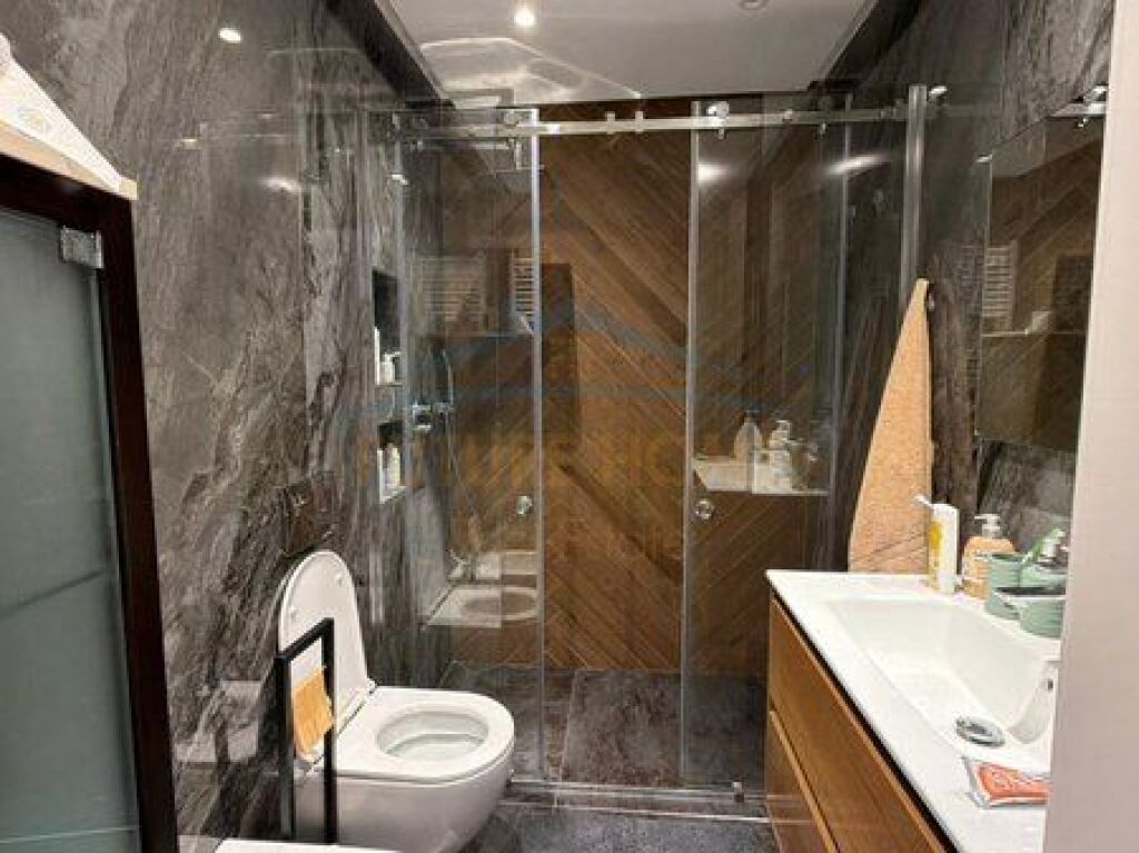 Shitet Apartament 3+1+2 + 2 Poste Parkimi, Rruga e Elbasanit