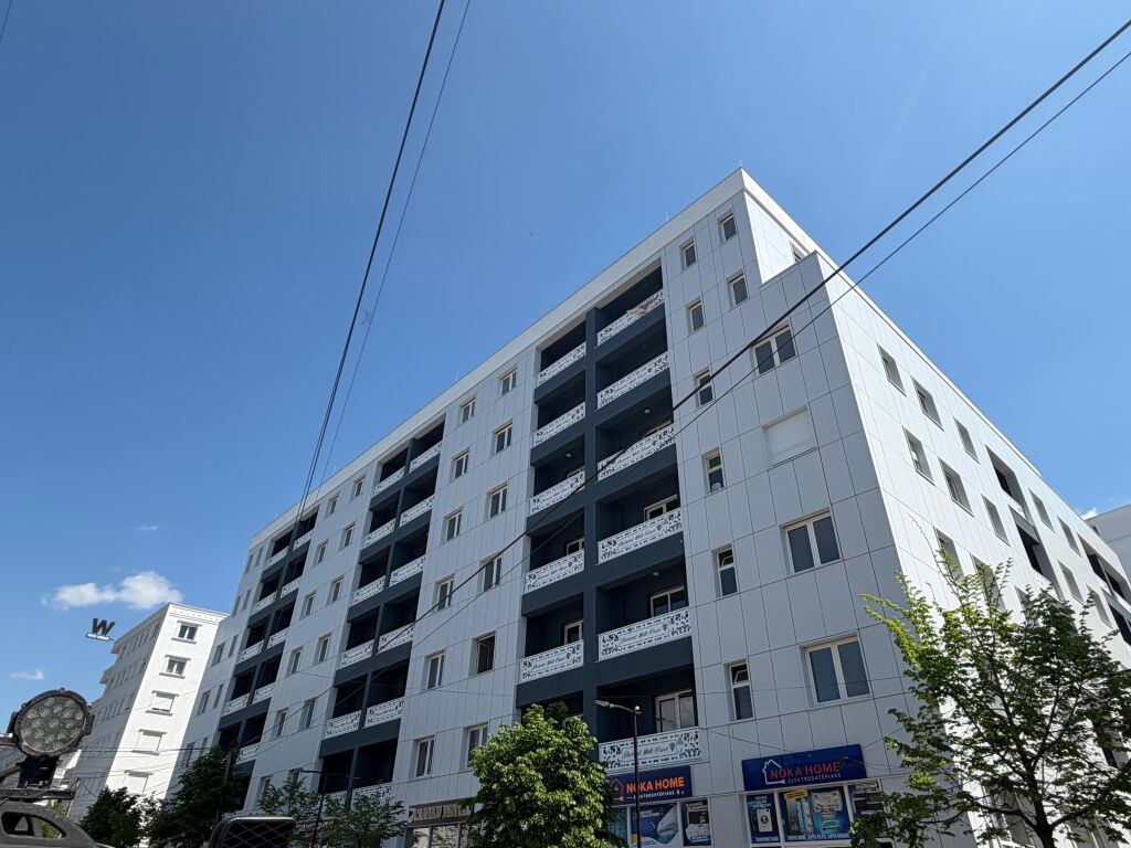 Shitet Apartament 2+1+ballkon tek Rrethi Ullirit, Kamez
