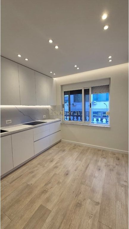 Apartament / Zyra 3+1+ kuzhine e vecuar me Qira ne Qender