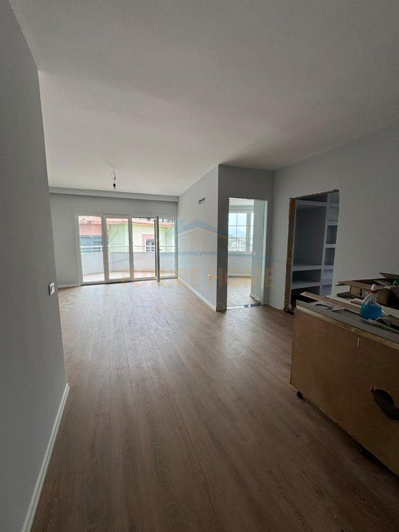 Shitet,Apartament 2+1+2, Rruga "Shefqet Kuka", Fresk