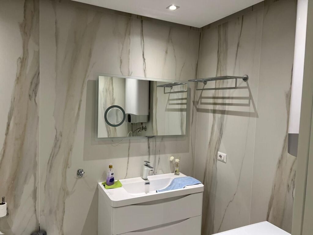 Ne kemi apartament me pamje të plotë nga deti për qira afatgjatë Lungomare Vlore