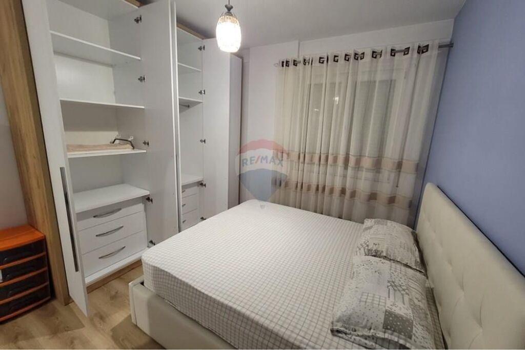 Apartament - Për Qira - Rruga 5 Maji, Tiranë