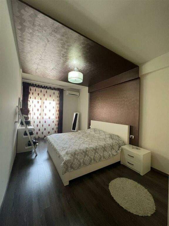 Shitet apartament 2+1+2 tualete ngjitur me kompleksin Delijorgji tek "Coco Bar".