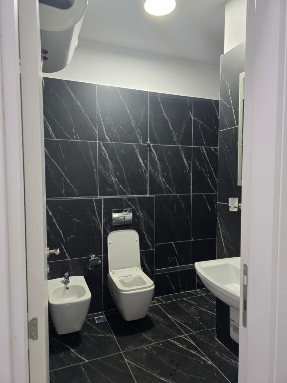 Apartament me Qira 1+1 – Ali Demi, përballë Shkollës "Kushtrimi i Lirisë"