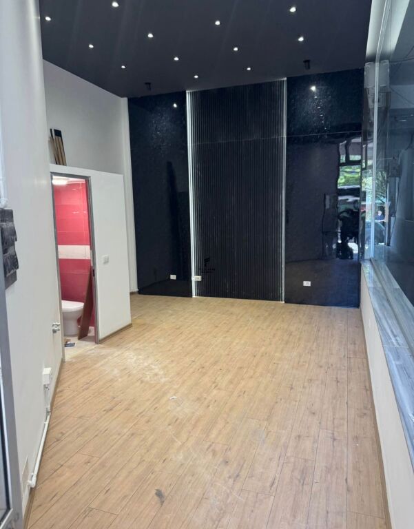 NEGOZIO IN AFFITTO 27M2 VIA BARRICATE 40.000 LEKE FH-71632