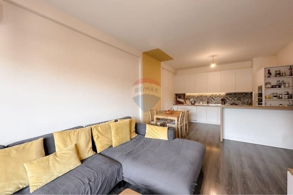 Esclusivo! Nella zona di Porcelani a Gotech viene offerto un appartamento 2+1+2 in vendita.