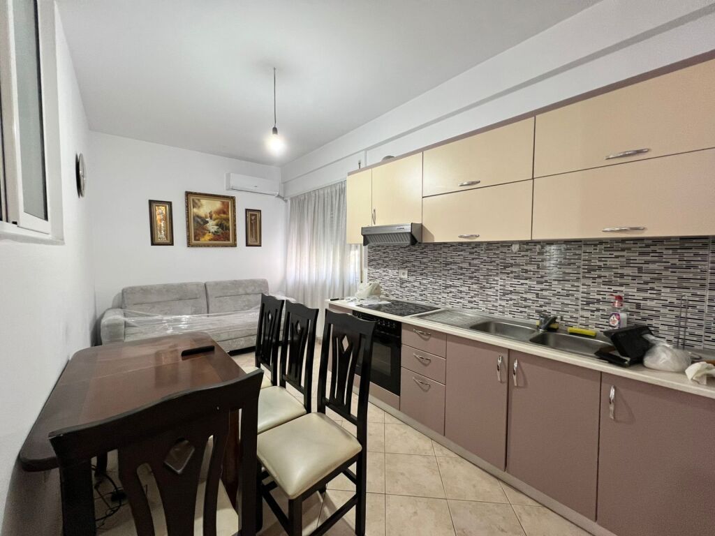 Affittasi 1+1 presso Komuna e Parisit