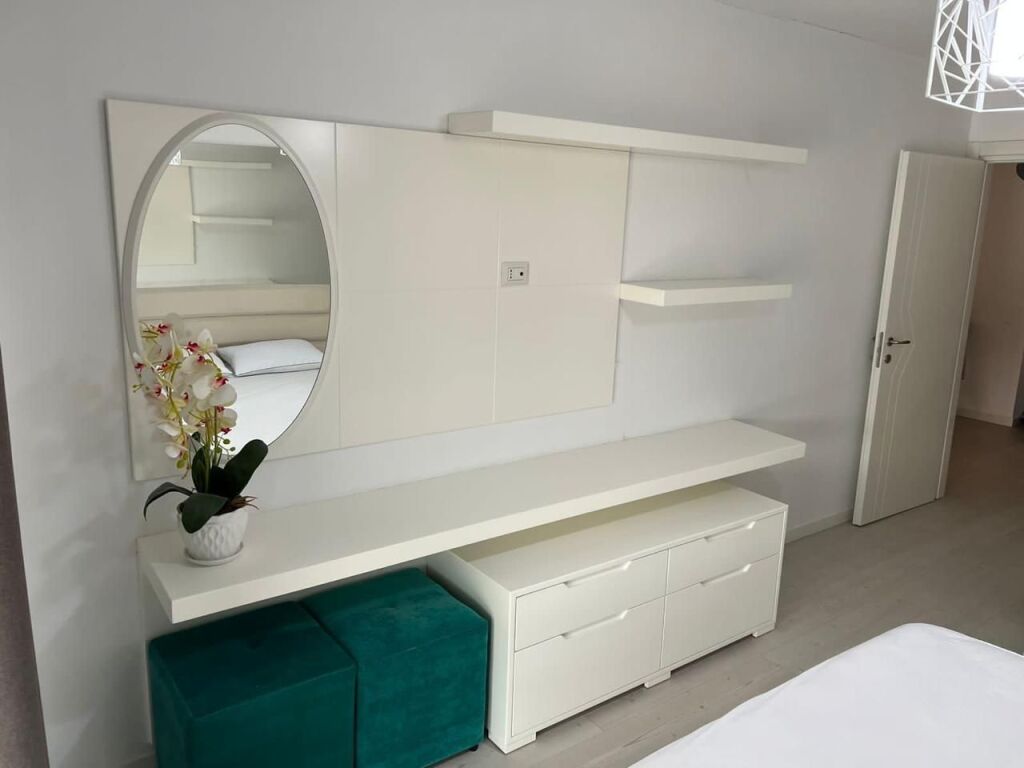 Ne kemi apartament me pamje të plotë nga deti për qira afatgjatë Lungomare Vlore