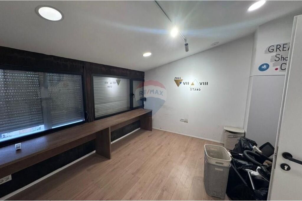 Ambient Zyrash per qira ne Rr.Todi Shkurti, Tregu elektrik i vjeter.