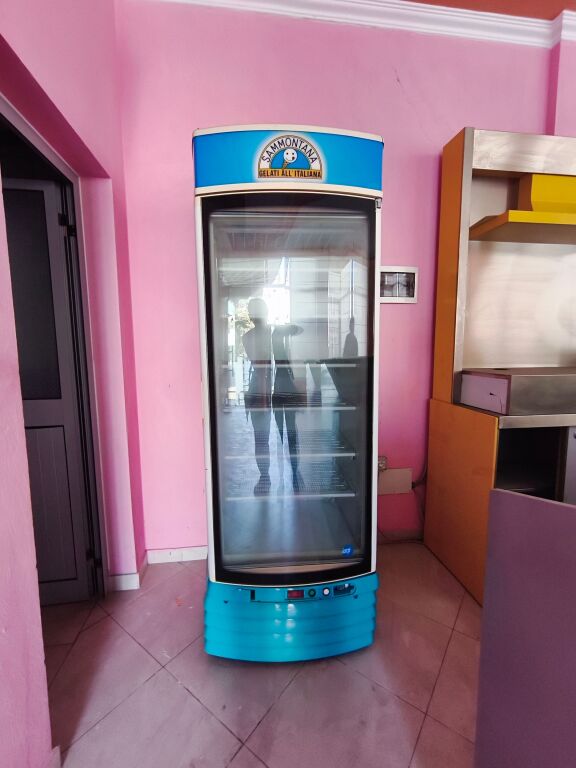 Locale commerciale in affitto in Albania — Durazzo (zona Golem), 65 m², vicino al mare