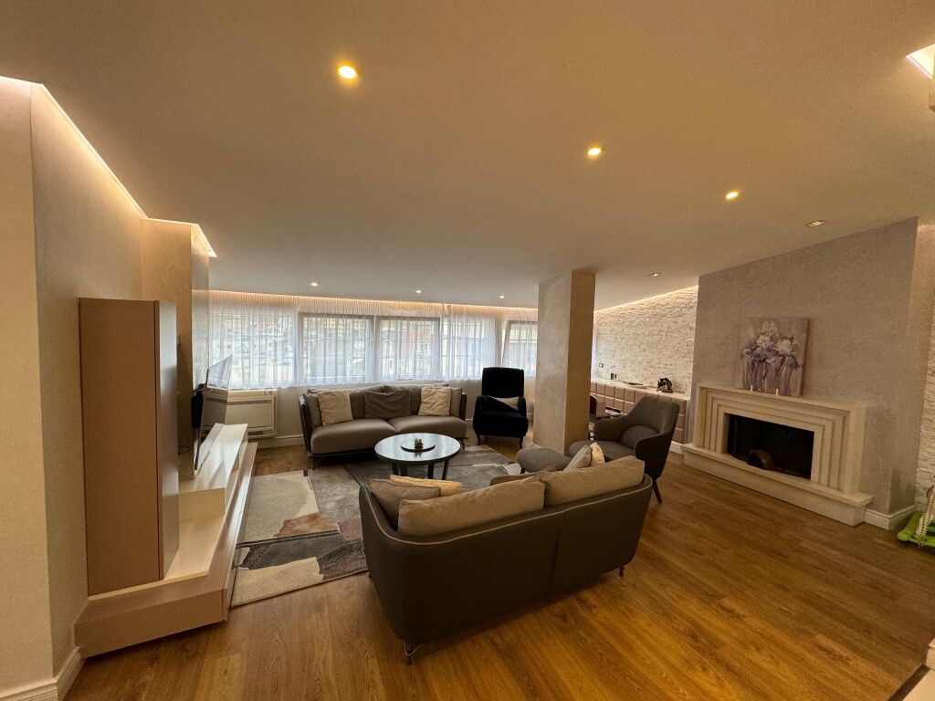 Shitet papafingo, 3+1+2 Poste parkimi, Fresk