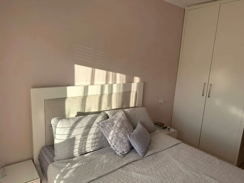 Apartament 1+1 qera, Astir
