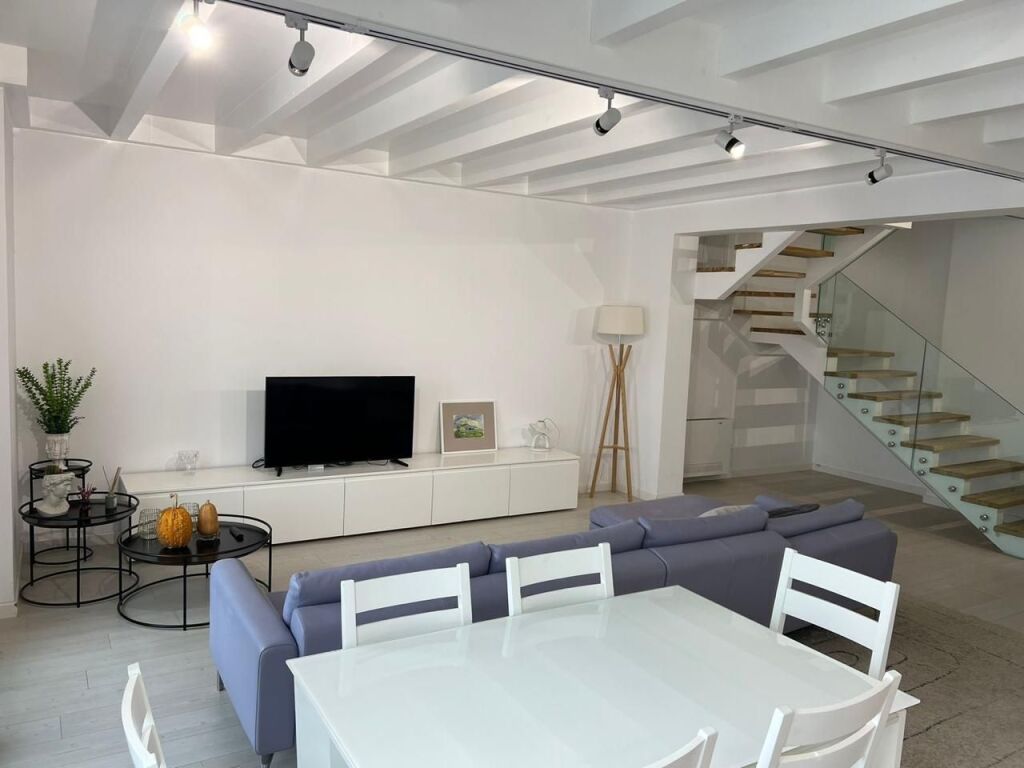 Ne kemi apartament me pamje të plotë nga deti për qira afatgjatë Lungomare Vlore