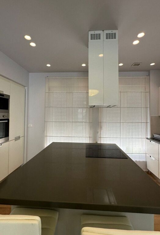 JEPET ME QIRA VILË 4-KATËSHE – White House, TEG