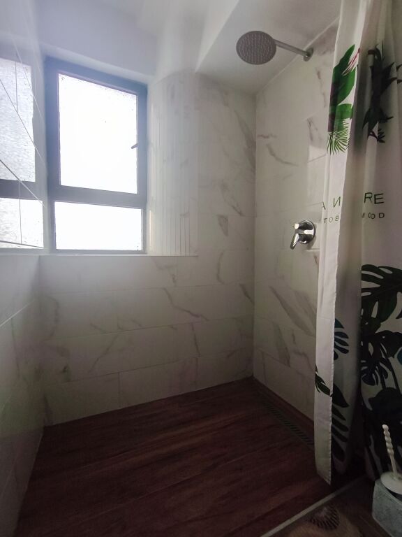 Apartament modern 2+1 i rinovuar plotësisht në qendër të Durrësit