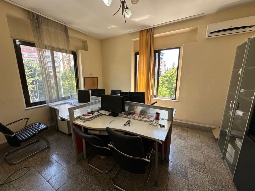 🏢Via Elbasani affittasi per uffici, appartamento 3+1. 800Euro