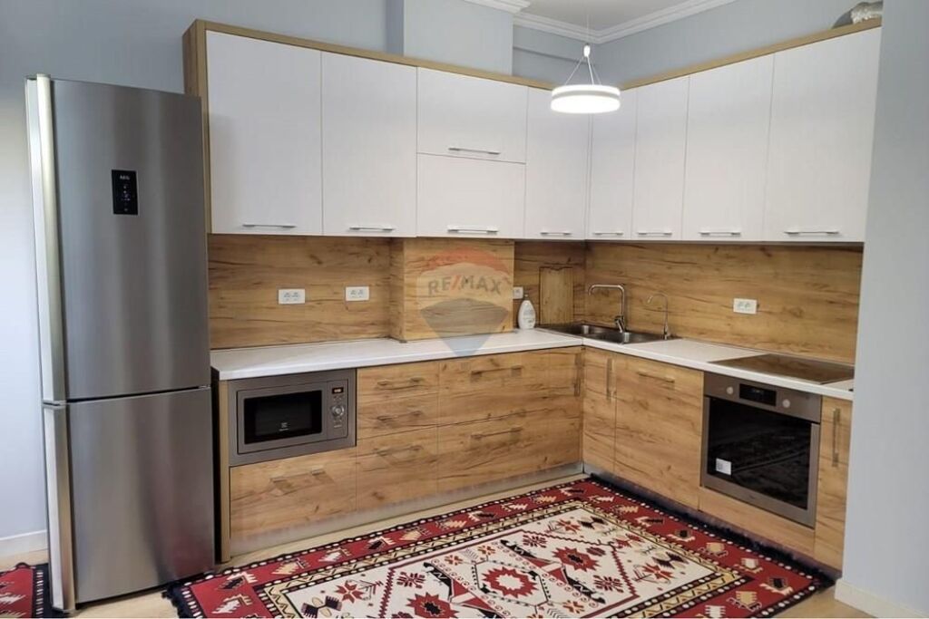 Apartament - Për Qira - Rruga 5 Maji, Tiranë