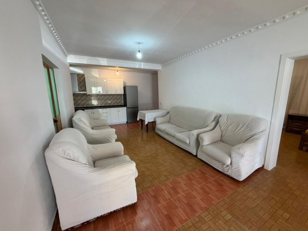 🏠Porcelan,jepet me qera kati i I-re i nje vile 2+1,i mobiluar 55,000Leke