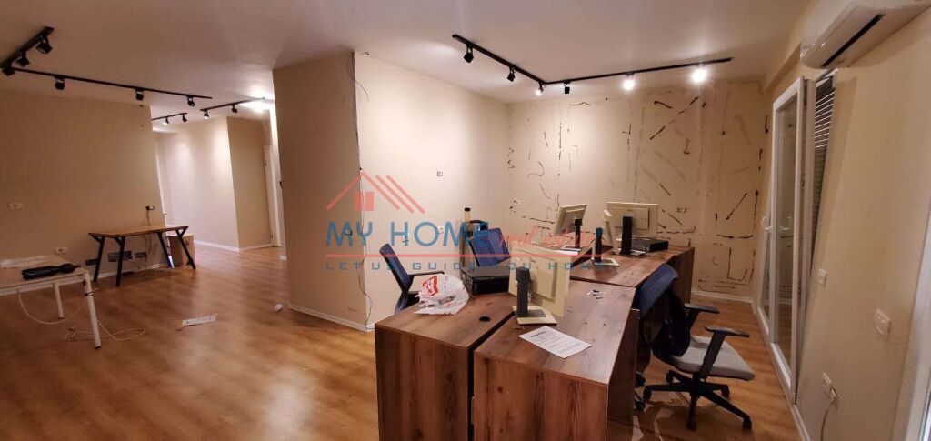 Office for rent at the Paris Commune in Tirana