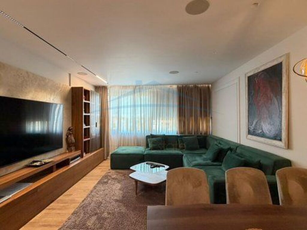 Shitet Apartament 3+1+2 + 2 Poste Parkimi, Rruga e Elbasanit