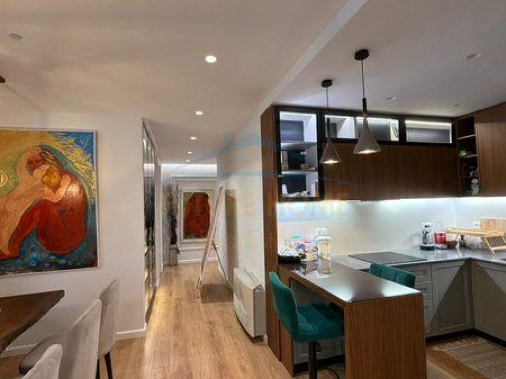 Shitet Apartament 3+1+2 + 2 Poste Parkimi, Rruga e Elbasanit