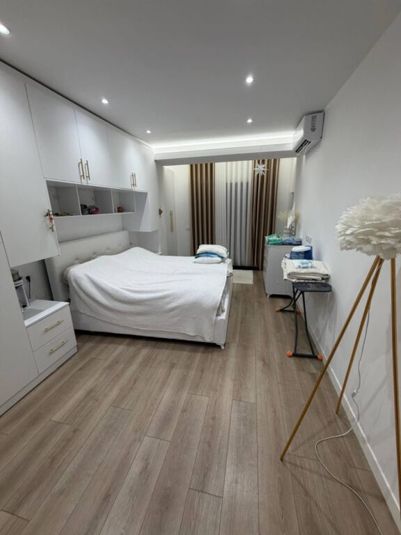 Jepet me qera 2+2 mobiluar ashensor parking kodra diellit 1100 eu