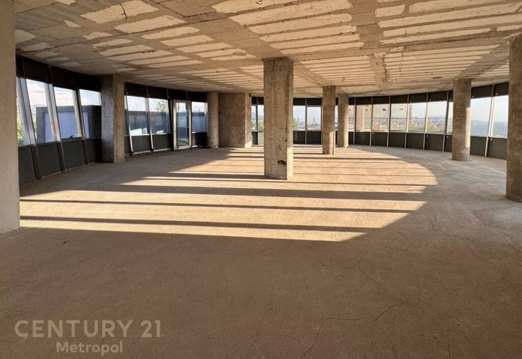 BUILDING FOR RENT 3000 M2+15 PARKING SPACES, PORCELAIN!
