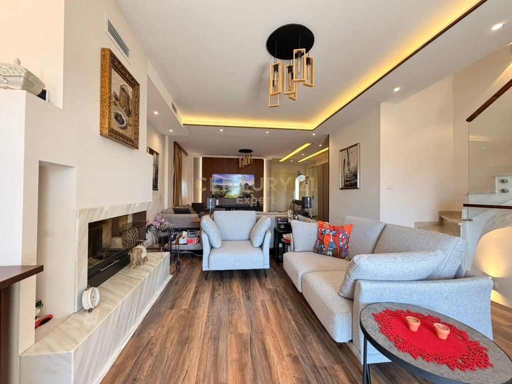 Vilë luksoze me pamje panoramike nga Liqeni i Farkës