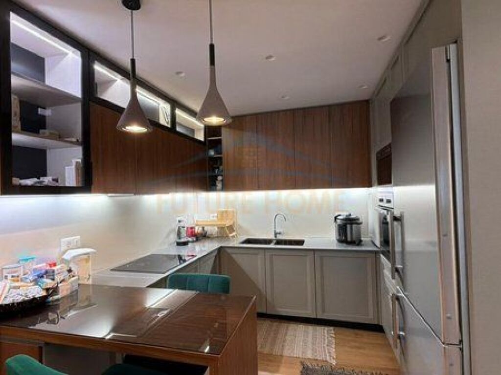 Shitet Apartament 3+1+2 + 2 Poste Parkimi, Rruga e Elbasanit